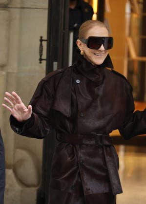 Céline Dion greets her fans in the rain as she leaves the Royal Monceau Hotel in Paris, before heading to the Paris La Défense Arena to continue her concert series, September 30, 2026 Denis Guigenbourg Bestimage Céline Dion greets fans in the rain as she leaves the Royal Monceau Hotel in Paris, before heading to the Paris La Défense Arena to continue her concert series on September 30, 2026 Paris, France  Copyright: xDenisxGuignebourgx xBestimagexDenisxGuignebourgx xBestimagex