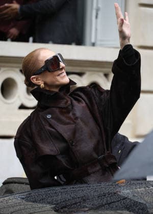 Céline Dion greets her fans in the rain as she leaves the Royal Monceau Hotel in Paris, before heading to the Paris La Défense Arena to continue her concert series, September 30, 2026 Denis Guigenbourg Bestimage Céline Dion greets fans in the rain as she leaves the Royal Monceau Hotel in Paris, before heading to the Paris La Défense Arena to continue her concert series on September 30, 2026 Paris, France  Copyright: xDenisxGuignebourgx xBestimagexDenisxGuignebourgx xBestimagex
