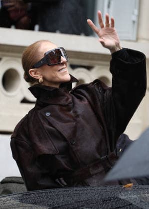 Céline Dion greets her fans in the rain as she leaves the Royal Monceau Hotel in Paris, before heading to the Paris La Défense Arena to continue her concert series, September 30, 2026 Denis Guigenbourg Bestimage Céline Dion greets fans in the rain as she leaves the Royal Monceau Hotel in Paris, before heading to the Paris La Défense Arena to continue her concert series on September 30, 2026 Paris, France  Copyright: xDenisxGuignebourgx xBestimagexDenisxGuignebourgx xBestimagex