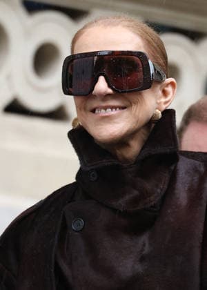 Céline Dion greets her fans in the rain as she leaves the Royal Monceau Hotel in Paris, before heading to the Paris La Défense Arena to continue her concert series, September 30, 2026 Denis Guigenbourg Bestimage Céline Dion greets fans in the rain as she leaves the Royal Monceau Hotel in Paris, before heading to the Paris La Défense Arena to continue her concert series on September 30, 2026 Paris, France  Copyright: xDenisxGuignebourgx xBestimagexDenisxGuignebourgx xBestimagex