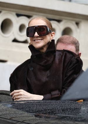 Céline Dion greets her fans in the rain as she leaves the Royal Monceau Hotel in Paris, before heading to the Paris La Défense Arena to continue her concert series, September 30, 2026 Denis Guigenbourg Bestimage Céline Dion greets fans in the rain as she leaves the Royal Monceau Hotel in Paris, before heading to the Paris La Défense Arena to continue her concert series on September 30, 2026 Paris, France  Copyright: xDenisxGuignebourgx xBestimagexDenisxGuignebourgx xBestimagex