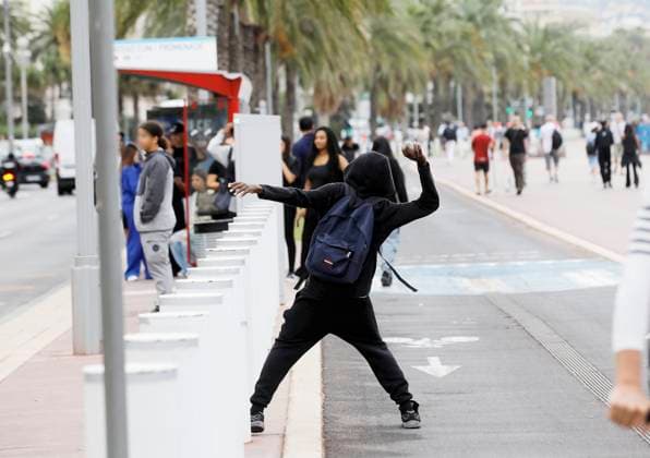 Protest by Nice High School Students PHOTOPQR NICE MATIN Dylan Meiffret Nice September 30, 2026 Protest by Nice High School Students HERE Protesters are throwing projectiles at police cars parked across the street, on the Promenade des Anglais, France, September 30, 2026. Protests over overcrowded classrooms, teacher shortages, and long school days have spread across France, with police detaining more than 400 people—many of them minors—on Tuesday. The movement began at high schools in the Paris area last week before expanding nationwide. Some school blockades turned violent as protesters burned trash cans and hurled bottles at officers, who responded with batons and tear gas. Nice, France  Copyright: xPHOTOPQR NICExMATIN MAXPPPxDylanxMeiffretx 20260930NIM5143 20260930NIM5143