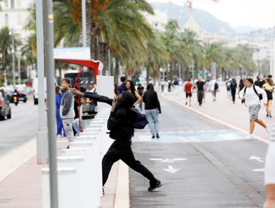 Protest by Nice High School Students PHOTOPQR NICE MATIN Dylan Meiffret Nice September 30, 2026 Protest by Nice High School Students HERE Protesters are throwing projectiles at police cars parked across the street, on the Promenade des Anglais, France, September 30, 2026. Protests over overcrowded classrooms, teacher shortages, and long school days have spread across France, with police detaining more than 400 people—many of them minors—on Tuesday. The movement began at high schools in the Paris area last week before expanding nationwide. Some school blockades turned violent as protesters burned trash cans and hurled bottles at officers, who responded with batons and tear gas. Nice, France  Copyright: xPHOTOPQR NICExMATIN MAXPPPxDylanxMeiffretx 20260930NIM5146 20260930NIM5146