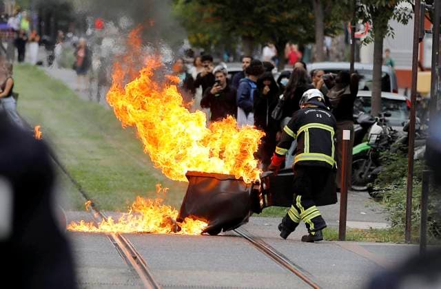 Protest by Nice High School Students PHOTOPQR NICE MATIN Dylan Meiffret Nice September 30, 2026 Protest by Nice High School Students HERE Firefighters respond to a trash can fire on Rue de France near the Magnan France vocational high school, Sept. 30, 2026 Protests over overcrowded classrooms, teacher shortages, and long school days have spread across France, with police detaining more than 400 people—many of them minors—on Tuesday. The movement began at high schools in the Paris area last week before spreading nationwide. Some school blockades turned violent as protesters set trash cans on fire and threw bottles at officers, who responded with batons and tear gas. Nice, France  Copyright: xPHOTOPQR NICExMATIN MAXPPPxDylanxMeiffretx 20260930NIM5149 20260930NIM5149