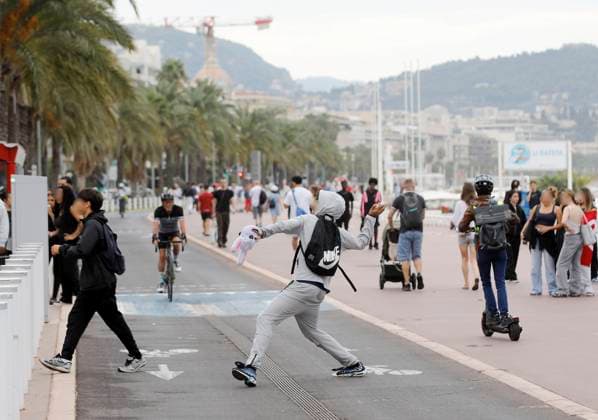 Protest by Nice High School Students PHOTOPQR NICE MATIN Dylan Meiffret Nice September 30, 2026 Protest by Nice high school students HERE Protesters are throwing projectiles at police cars parked across the street, on the Promenade des Anglais, France, September 30, 2026 Protests over overcrowded classrooms, teacher shortages, and long school days have spread across France, with police detaining more than 400 people, many of them minors, on Tuesday. The movement began at high schools in the Paris area last week before expanding nationwide. Some school blockades turned violent as protesters burned trash cans and hurled bottles at officers, who responded with batons and tear gas. Nice, France  Copyright: xPHOTOPQR NICExMATIN MAXPPPxDylanxMeiffretx 20260930NIM5150 20260930NIM5150