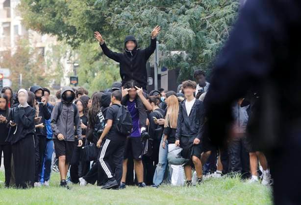 Protest by Nice High School Students PHOTOPQR NICE MATIN Dylan Meiffret Nice September 30, 2026 Protest by Nice high school students HERE Protesters face off with law enforcement on Rue de France near the Magnan France vocational high school, Sept. 30, 2026 Protests over overcrowded classrooms, teacher shortages, and long school days have spread across France, with police detaining more than 400 people—many of them minors—on Tuesday. The movement began at high schools in the Paris area last week before spreading nationwide. Some school blockades turned violent as protesters set trash cans on fire and threw bottles at officers, who responded with batons and tear gas. Nice, France  Copyright: xPHOTOPQR NICExMATIN MAXPPPxDylanxMeiffretx 20260930NIM5164 20260930NIM5164