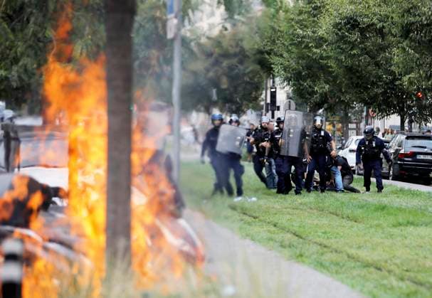Protest by Nice High School Students PHOTOPQR NICE MATIN Dylan Meiffret Nice September 30, 2026 Protest by Nice high school students HERE: Detention by the BAC (Anti-Crime Brigade) on Rue de France near the Magnan France vocational high school, Sept. 30, 2026 Protests over overcrowded classrooms, teacher shortages, and long school days have spread across France, with police detaining more than 400 people—many of them minors—on Tuesday. The movement began at high schools in the Paris area last week before expanding nationwide. Some school blockades turned violent as protesters burned trash cans and hurled bottles at officers, who responded with batons and tear gas. Nice, France  Copyright: xPHOTOPQR NICExMATIN MAXPPPxDylanxMeiffretx 20260930NIM5181 20260930NIM5181