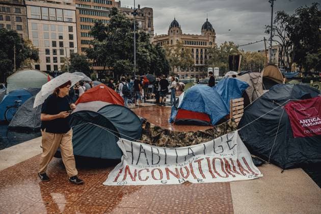 September 30, 2026, Barcelona, Catalonia, Spain: Protesters gather at a tent camp in BarcelonaÃ¢â‚¬â ¢s PlaoÂßa de Catalunya to demand affordable housing and an end to evictions amid nationwide protests over SpainÃ¢â‚¬â ¢s housing crisis. Barcelona Spain - ZUMAo105 20260930_fap_o105_012 Copyright: xMatthiasxOesterlex