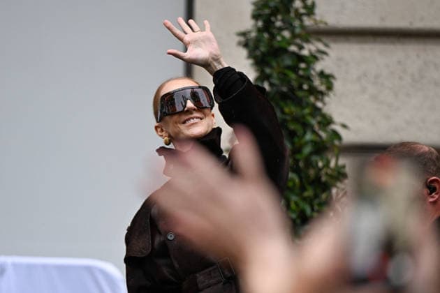 Céline Dion greets her fans in the rain as she leaves the Royal Monceau Hotel in Paris, before heading to the Paris La Défense Arena to continue her concert series, September 30, 2026 Lionel Urman Bestimage Céline Dion greets fans in the rain as she leaves the Royal Monceau Hotel in Paris, before heading to the Paris La Défense Arena to continue her concert series on September 30, 2026 Paris, France  Copyright: xLIONELxURMANxx xBESTIMAGExLIONELxURMANxx xBESTIMAGEx