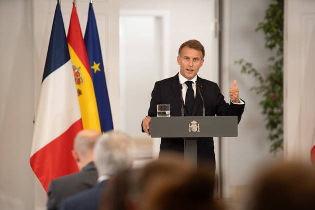 IPA89145181 - Madrid, Spain. September 30, 2026. Spanish Prime Minister Pedro Sanchez welcomed French President Emmanuel Macron to the Moncloa Palace as part of Macron™s state visit to Spain. At the conclusion of the meeting, the two leaders discussed bilateral relations and prospects for cooperation between Spain and France, with a particular focus on strengthening European ties.  Copyright: xFrancescoxMilitelloxMirtox xx IPA89145181