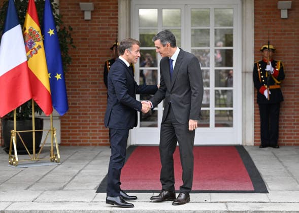 (260930) -- MADRID, Sept. 30, 2026 -- Spanish Prime Minister Pedro Sanchez (R) shakes hands with visiting French President Emmanuel Macron at La Moncloa Palace in Madrid, Spain, Sept. 30, 2026. ) SPAIN-MADRID-FRENCH PRESIDENT-VISIT ChengxMin 