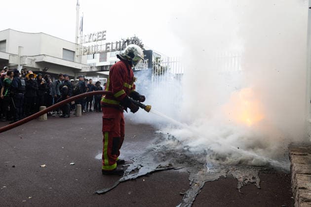 Students protest in front of Paul Eluard Secondary school - Saint-Denis RL Firefighters extinguish burning trashes. Students pictured in front of Paul Eluard secondary school in Saint-Denis, North of Paris, on September 30, 2026 as they continue their protest to demand the hiring of substitute teachers, increased resources, and decent learning conditions. Photo by Raphael Lafargue ABACAPRESS.COM Saint-Denis France  Copyright: xLafarguexRaphael ABACAx