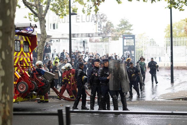 Students protest in front of Paul Eluard Secondary school - Saint-Denis RL Police forces and students pictured in front of Paul Eluard secondary school in Saint-Denis, North of Paris, on September 30, 2026 as they continue their protest to demand the hiring of substitute teachers, increased resources, and decent learning conditions. Photo by Raphael Lafargue ABACAPRESS.COM Saint-Denis France  Copyright: xLafarguexRaphael ABACAx