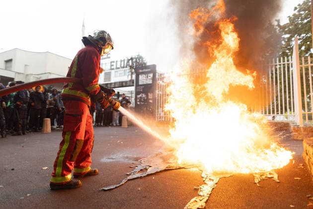 Students protest in front of Paul Eluard Secondary school - Saint-Denis RL Firefighters extinguish burning trashes. Students pictured in front of Paul Eluard secondary school in Saint-Denis, North of Paris, on September 30, 2026 as they continue their protest to demand the hiring of substitute teachers, increased resources, and decent learning conditions. Photo by Raphael Lafargue ABACAPRESS.COM Saint-Denis France  Copyright: xLafarguexRaphael ABACAx