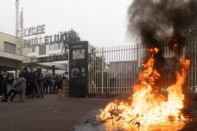 Students protest in front of Paul Eluard Secondary school - Saint-Denis RL Burning trashes. Students pictured in front of Paul Eluard secondary school in Saint-Denis, North of Paris, on September 30, 2026 as they continue their protest to demand the hiring of substitute teachers, increased resources, and decent learning conditions. Photo by Raphael Lafargue ABACAPRESS.COM Saint-Denis France  Copyright: xLafarguexRaphael ABACAx