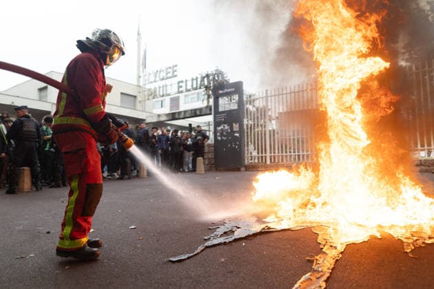 Students protest in front of Paul Eluard Secondary school - Saint-Denis RL Firefighters extinguish burning trashes. Students pictured in front of Paul Eluard secondary school in Saint-Denis, North of Paris, on September 30, 2026 as they continue their protest to demand the hiring of substitute teachers, increased resources, and decent learning conditions. Photo by Raphael Lafargue ABACAPRESS.COM Saint-Denis France  Copyright: xLafarguexRaphael ABACAx