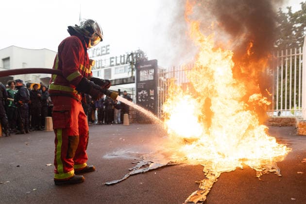 Students protest in front of Paul Eluard Secondary school - Saint-Denis RL Firefighters extinguish burning trashes. Students pictured in front of Paul Eluard secondary school in Saint-Denis, North of Paris, on September 30, 2026 as they continue their protest to demand the hiring of substitute teachers, increased resources, and decent learning conditions. Photo by Raphael Lafargue ABACAPRESS.COM Saint-Denis France  Copyright: xLafarguexRaphael ABACAx