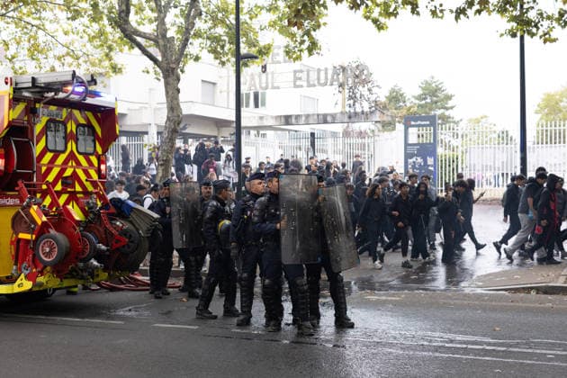 Students protest in front of Paul Eluard Secondary school - Saint-Denis RL Police forces and students pictured in front of Paul Eluard secondary school in Saint-Denis, North of Paris, on September 30, 2026 as they continue their protest to demand the hiring of substitute teachers, increased resources, and decent learning conditions. Photo by Raphael Lafargue ABACAPRESS.COM Saint-Denis France  Copyright: xLafarguexRaphael ABACAx