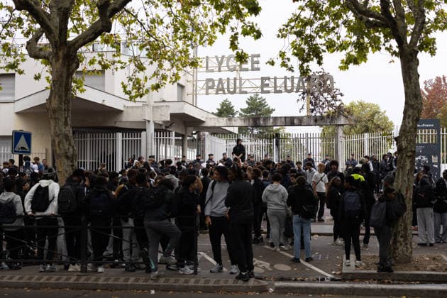Students protest in front of Paul Eluard Secondary school - Saint-Denis RL Students pictured in front of Paul Eluard secondary school in Saint-Denis, North of Paris, on September 30, 2026 as they continue their protest to demand the hiring of substitute teachers, increased resources, and decent learning conditions. Photo by Raphael Lafargue ABACAPRESS.COM Saint-Denis France  Copyright: xLafarguexRaphael ABACAx