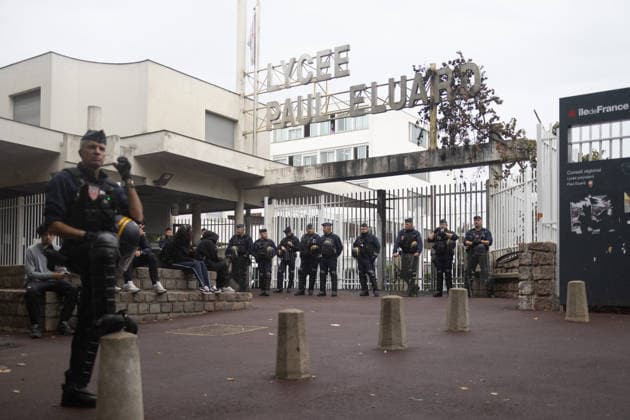Students protest in front of Paul Eluard Secondary school - Saint-Denis RL Police forces and students pictured in front of Paul Eluard secondary school in Saint-Denis, North of Paris, on September 30, 2026 as they continue their protest to demand the hiring of substitute teachers, increased resources, and decent learning conditions. Photo by Raphael Lafargue ABACAPRESS.COM Saint-Denis France  Copyright: xLafarguexRaphael ABACAx