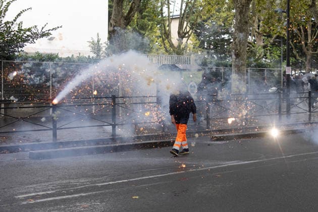 Students protest in front of Paul Eluard Secondary school - Saint-Denis RL Fireworks in front of Paul Eluard secondary school in Saint-Denis, North of Paris, on September 30, 2026 as they continue their protest to demand the hiring of substitute teachers, increased resources, and decent learning conditions. Photo by Raphael Lafargue ABACAPRESS.COM Saint-Denis France  Copyright: xLafarguexRaphael ABACAx