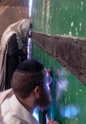 An ultra-Orthodox Jewish man peers through a crack in a grate leading into the Temple Mount or the á¸¤aram al Sharif where the Al Aqsa Mosque is located during prayers during the Holy Week of Sukkot, or the Feast of Tabernacles, in the Moslem Quarter in Jerusalem on Wednesday, September 30. 2026 Thousands of Jews, mostly ultra-Orthodox, packed a street leading to a gate, which was closed, leading  JER20260930008 JimxHollander