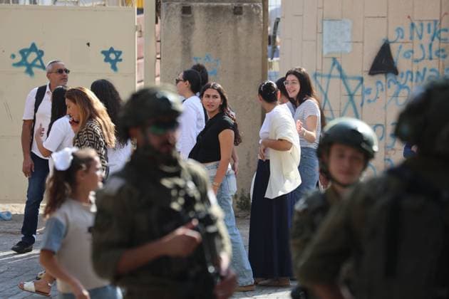 September 30, 2026, Hebron, Palestine, State of: HEBRON, OCCUPIED WEST BANK, SEPTEMBER 30, 2026: Israeli settlers walk through Hebron s Old City under the protection of Israeli forces during celebrations for the Jewish holiday of Sukkot. Israeli forces maintained heightened security measures and movement restrictions around the Old City and the Ibrahimi Mosque during the holiday period. Hebron Palestine, State of  - ZUMAq101 20260930_zna_q101_116 Copyright: xMosabxShawerx