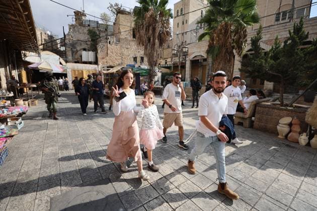 September 30, 2026, Hebron, Palestine, State of: HEBRON, OCCUPIED WEST BANK, SEPTEMBER 30, 2026: Israeli settlers walk through Hebron s Old City under the protection of Israeli forces during celebrations for the Jewish holiday of Sukkot. Israeli forces maintained heightened security measures and movement restrictions around the Old City and the Ibrahimi Mosque during the holiday period. Hebron Palestine, State of  - ZUMAq101 20260930_zna_q101_118 Copyright: xMosabxShawerx