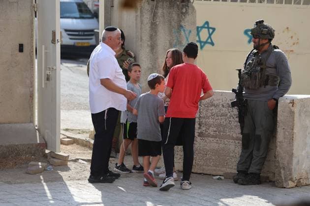 September 30, 2026, Hebron, Palestine, State of: HEBRON, OCCUPIED WEST BANK, SEPTEMBER 30, 2026: Israeli settlers walk through Hebron s Old City under the protection of Israeli forces during celebrations for the Jewish holiday of Sukkot. Israeli forces maintained heightened security measures and movement restrictions around the Old City and the Ibrahimi Mosque during the holiday period. Hebron Palestine, State of  - ZUMAq101 20260930_zna_q101_119 Copyright: xMosabxShawerx