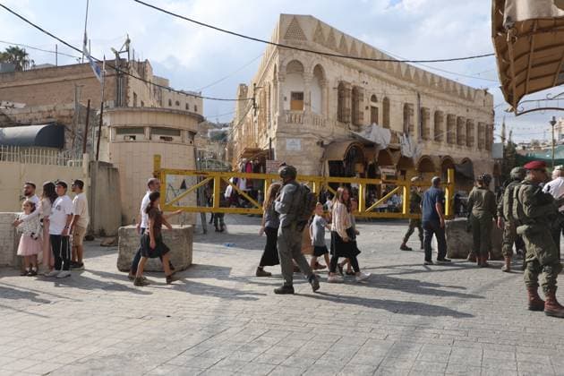 September 30, 2026, Hebron, Palestine, State of: HEBRON, OCCUPIED WEST BANK, SEPTEMBER 30, 2026: Israeli settlers walk through Hebron s Old City under the protection of Israeli forces during celebrations for the Jewish holiday of Sukkot. Israeli forces maintained heightened security measures and movement restrictions around the Old City and the Ibrahimi Mosque during the holiday period. Hebron Palestine, State of  - ZUMAq101 20260930_zna_q101_121 Copyright: xMosabxShawerx