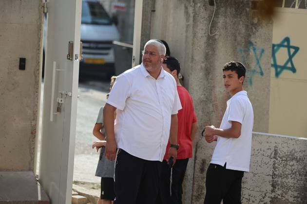 September 30, 2026, Hebron, Palestine, State of: HEBRON, OCCUPIED WEST BANK, SEPTEMBER 30, 2026: Israeli settlers walk through Hebron s Old City under the protection of Israeli forces during celebrations for the Jewish holiday of Sukkot. Israeli forces maintained heightened security measures and movement restrictions around the Old City and the Ibrahimi Mosque during the holiday period. Hebron Palestine, State of  - ZUMAq101 20260930_zna_q101_123 Copyright: xMosabxShawerx