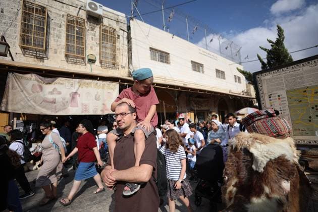 September 30, 2026, Hebron, Palestine, State of: HEBRON, OCCUPIED WEST BANK, SEPTEMBER 30, 2026: Israeli settlers walk through Hebron s Old City under the protection of Israeli forces during celebrations for the Jewish holiday of Sukkot. Israeli forces maintained heightened security measures and movement restrictions around the Old City and the Ibrahimi Mosque during the holiday period. Hebron Palestine, State of  - ZUMAq101 20260930_zna_q101_124 Copyright: xMosabxShawerx