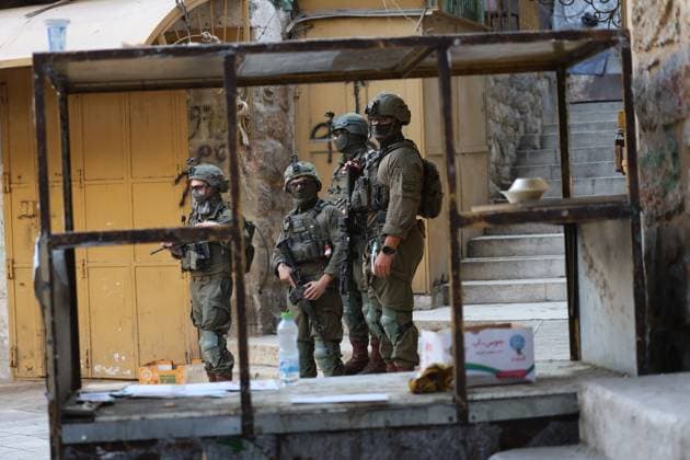 September 30, 2026, Hebron, Palestine, State of: HEBRON, OCCUPIED WEST BANK, SEPTEMBER 30, 2026: Israeli settlers walk through Hebron s Old City under the protection of Israeli forces during celebrations for the Jewish holiday of Sukkot. Israeli forces maintained heightened security measures and movement restrictions around the Old City and the Ibrahimi Mosque during the holiday period. Hebron Palestine, State of  - ZUMAq101 20260930_zna_q101_125 Copyright: xMosabxShawerx