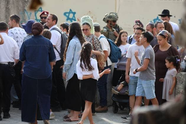 September 30, 2026, Hebron, Palestine, State of: HEBRON, OCCUPIED WEST BANK, SEPTEMBER 30, 2026: Israeli settlers walk through Hebron s Old City under the protection of Israeli forces during celebrations for the Jewish holiday of Sukkot. Israeli forces maintained heightened security measures and movement restrictions around the Old City and the Ibrahimi Mosque during the holiday period. Hebron Palestine, State of  - ZUMAq101 20260930_zna_q101_127 Copyright: xMosabxShawerx
