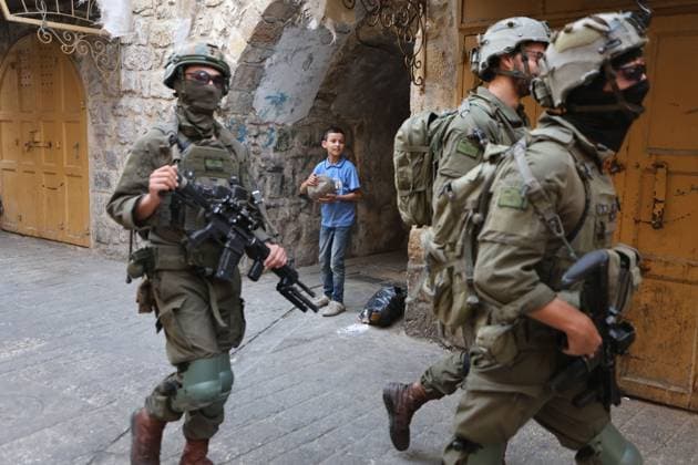September 30, 2026, Hebron, Palestine, State of: HEBRON, OCCUPIED WEST BANK, SEPTEMBER 30, 2026: Israeli settlers walk through Hebron s Old City under the protection of Israeli forces during celebrations for the Jewish holiday of Sukkot. Israeli forces maintained heightened security measures and movement restrictions around the Old City and the Ibrahimi Mosque during the holiday period. Hebron Palestine, State of  - ZUMAq101 20260930_zna_q101_128 Copyright: xMosabxShawerx