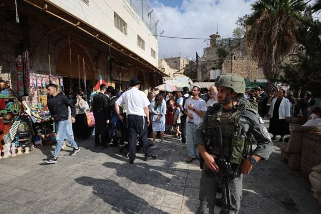 September 30, 2026, Hebron, Palestine, State of: HEBRON, OCCUPIED WEST BANK, SEPTEMBER 30, 2026: Israeli settlers walk through Hebron s Old City under the protection of Israeli forces during celebrations for the Jewish holiday of Sukkot. Israeli forces maintained heightened security measures and movement restrictions around the Old City and the Ibrahimi Mosque during the holiday period. Hebron Palestine, State of  - ZUMAq101 20260930_zna_q101_129 Copyright: xMosabxShawerx