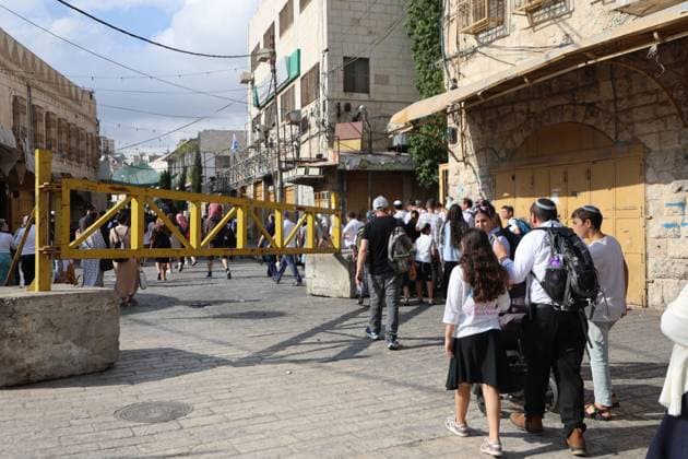 September 30, 2026, Hebron, Palestine, State of: HEBRON, OCCUPIED WEST BANK, SEPTEMBER 30, 2026: Israeli settlers walk through Hebron s Old City under the protection of Israeli forces during celebrations for the Jewish holiday of Sukkot. Israeli forces maintained heightened security measures and movement restrictions around the Old City and the Ibrahimi Mosque during the holiday period. Hebron Palestine, State of  - ZUMAq101 20260930_zna_q101_130 Copyright: xMosabxShawerx