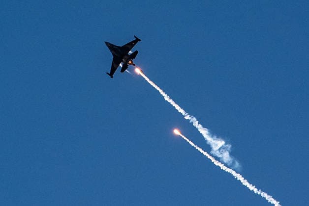 TEKNOFEST Southeast in Turkiye s Sanliurfa SANLIURFA, TURKIYE - SEPTEMBER 30: SOLOTURK releases flares during an aerial demonstration at the Aviation, Space and Technology Festival (TEKNOFEST), the world s largest aviation, space and technology festival, held at Sanliurfa GAP Airport for its 15th edition in Sanliurfa, Turkiye on September 30, 2026. Arman Onal Anadolu Sanliurfa Turkey. Editorial use only. Please get in touch for any other usage.  Copyright: x2026xAnadoluxArmanxOnalx