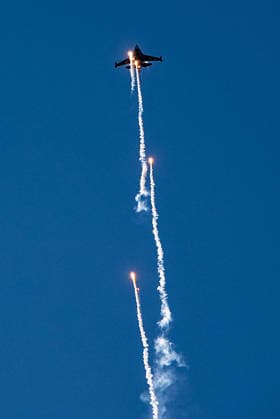 TEKNOFEST Southeast in Turkiye s Sanliurfa SANLIURFA, TURKIYE - SEPTEMBER 30: SOLOTURK releases flares during an aerial demonstration at the Aviation, Space and Technology Festival (TEKNOFEST), the world s largest aviation, space and technology festival, held at Sanliurfa GAP Airport for its 15th edition in Sanliurfa, Turkiye on September 30, 2026. Arman Onal Anadolu Sanliurfa Turkey. Editorial use only. Please get in touch for any other usage.  Copyright: x2026xAnadoluxArmanxOnalx