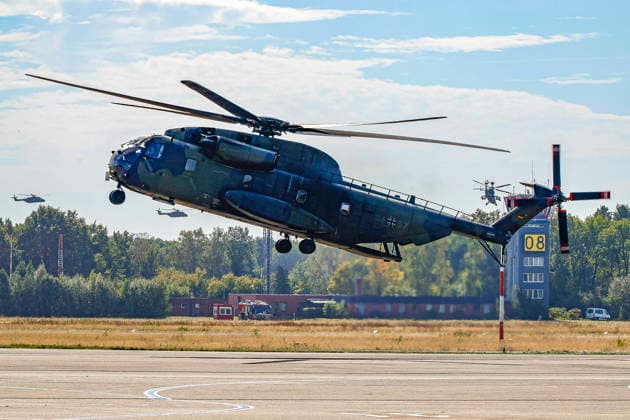 Army Aviation Exhibition; Flight Demonstrations by the Bundeswehr Army Aviation; Landing of a CH-53 transport helicopter; Celle Immelmann Barracks, Lower Saxony, Celle District, Germany