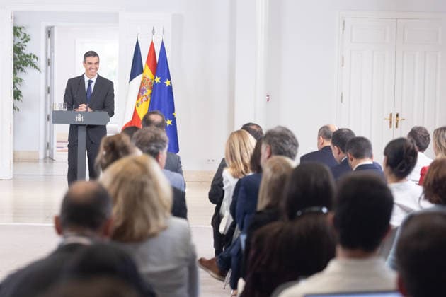 Sánchez Welcomes Macron at La Moncloa Prime Minister Pedro Sánchez and President of the French Republic Emmanuel Macron hold a joint press conference following a meeting on September 30, 2026, in Madrid, Spain. Macron is in Spain on an official visit, the first by a French head of state since Sarkozy’s visit in 2009, with the aim of highlighting the depth of the relationship in multiple areas as well as the strong convergence between Spain and France on the European stage. SEPTEMBER 30, 2026 Madrid, Spain  Copyright: xEduardoxParrax 7811008