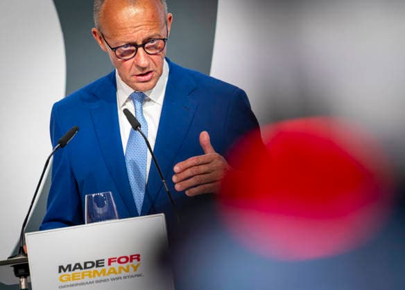 Friedrich Merz (EUR), Germany, Berlin, September 30, 2026 Press statements by Federal Chancellor Friedrich Merz (CDU), Christian Sewing (Deutsche Bank), and Roland Busch (Siemens) Keynote address by Federal Chancellor Merz at the annual meeting of the Made for Germany initiative in the Mosaikhalle at Siemens AG