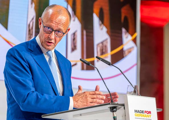 Friedrich Merz (EUR), Germany, Berlin, September 30, 2026 Press statements by Federal Chancellor Friedrich Merz (CDU), Christian Sewing (Deutsche Bank), and Roland Busch (Siemens) Keynote address by Federal Chancellor Merz at the annual meeting of the Made for Germany initiative in the Mosaikhalle at Siemens AG