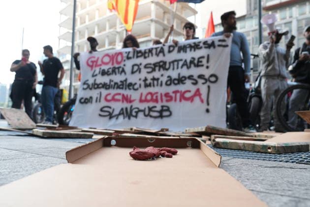 RECORD DATE NOT STATED IPA89147069 - Milan, September 30, 2026: a rally and subsequent march by delivery riders. The protest is organized by the Unione Sindacale di Base (USB) together with workers from delivery platforms to protest the piecework system and demand greater protections. Pictured: the protest in front of 31 Via Pirelli  Copyright: xx xx IPA89147069.jpeg