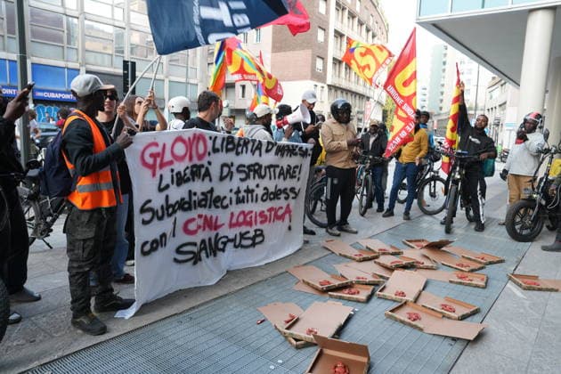 RECORD DATE NOT STATED IPA89147062 - Milan, September 30, 2026: a rally and subsequent march by delivery riders. The protest is organized by the Unione Sindacale di Base (USB) together with workers from delivery platforms to protest the piecework system and demand greater protections. Pictured: the protest in front of 31 Via Pirelli  Copyright: xx xx IPA89147062.jpeg