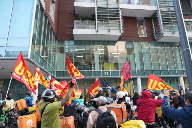 RECORD DATE NOT STATED IPA89147066 - Milan, September 30, 2026: a rally and subsequent march by delivery riders. The protest is organized by the Unione Sindacale di Base (USB) together with workers from delivery platforms to protest the piecework system and demand greater protections. Pictured: the protest in front of 31 Via Pirelli  Copyright: xx xx IPA89147066.jpeg