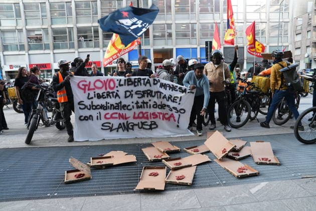 RECORD DATE NOT STATED IPA89147077 - Milan, September 30, 2026: a rally and subsequent march by delivery riders. The protest is organized by the Unione Sindacale di Base (USB) together with workers from delivery platforms to protest the piecework system and demand greater protections  Copyright: xx xx IPA89147077.jpeg