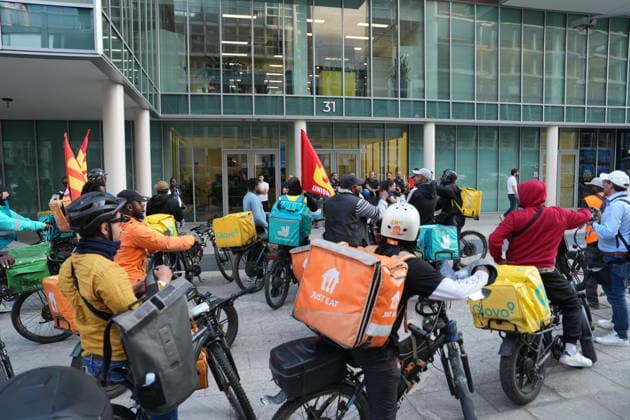 RECORD DATE NOT STATED IPA89147131 - Milan, September 30, 2026: a rally and subsequent march by delivery riders. The protest is organized by the Unione Sindacale di Base (USB) together with workers from delivery platforms to protest the piecework system and demand greater protections. Pictured: the protest in front of 31 Via Pirelli  Copyright: xx xx IPA89147131.jpeg