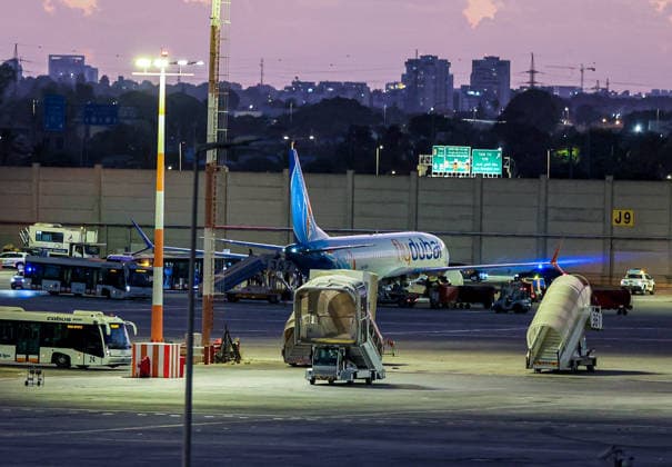 Flydubai flight from Dubai to Tel Aviv lands at Ben Gurion Airport after Saudi Arabia diversion TEL AVIV, ISRAEL - SEPTEMBER 30: A replacement Flydubai plane lands at Ben Gurion Airport in Tel Aviv, Israel, carrying passengers from flight FZ1073, which was diverted to Saudi Arabia after transmitting an emergency code while flying through Jordanian airspace, on September 30, 2026. Nir Keidar Anadolu Tel Aviv Israel. Editorial use only. Please get in touch for any other usage.  Copyright: x2026xAnadoluxNirxKeidarx