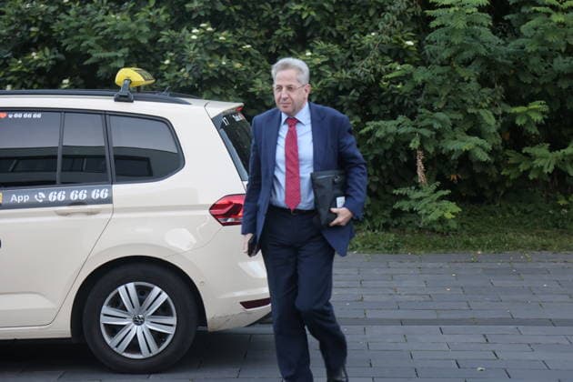 Hearing on the AfD Ban Proceedings, Erfurt, September 30, 2026: Hans Georg Maaßen, former head of the Federal Office for the Protection of the Constitution, on his way to the hearing in the Thuringian State Parliament regarding the AfD ban proceedings in Thuringia, Germany Copyright: xMatthiasxGränzdörferx